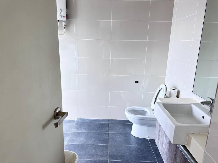 Mid Valley Southkey Mosaic- 6 Pax- 2 Bedroom Apartment Johor Bahru